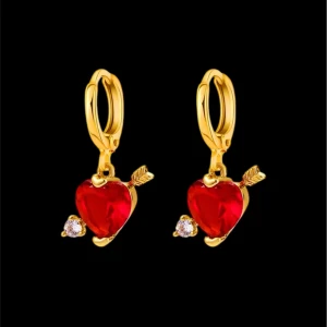 Guldpläterade örhängen med röda hjärtan och pil - Snygga örhängen i guldplätering med röda hjärtformade hängen, dekorerade med en liten pil och en gnistrande sten. Perfekta för att ge en romantisk touch till din stil.