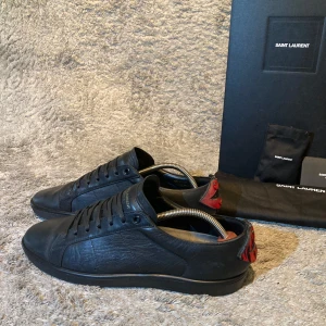 Saint Laurent skor  - Tjena, säljer nu ett par stilrena ysl skor i läder. Dessa är i storlek 43. Passar perfekt för vardagliga behov. Allt og medkommer. Hör av dig vid minsta fråga eller fundering🙌
