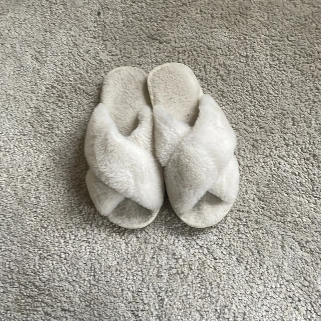 Vita fluffiga tofflor - 1