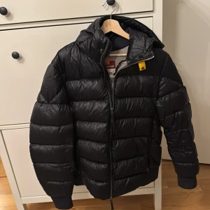 Parajumper - En parajumper jacka i storlek XL som är använd ett fåtal gånger och är i väldigt bra skick,