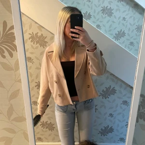 Beige Trenchcoat  - Trench coat i beige ifrån lindex barnavdelningen men sitter som en xs!💗 Använd en gång! Skriv lm ni har frågor🌸