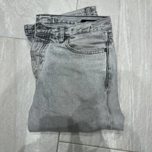 Hope Rush jeans - Säljer nu mina väl använda Hope rush till någon som vill ha ett par billiga och orkar piffa upp dem. Dem är trasiga i skrevet, höger fickan och nere vid hälarna, se bilderna. Utöver det inga andra skador. Nypris 2300. Storlek 30.