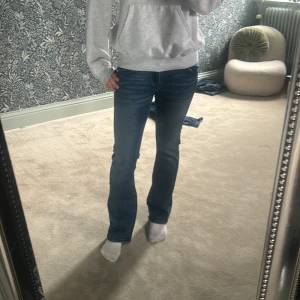 Blå bootcut jeans med fickdetaljer - Säljer ett par snygga blåa jeans som jag tyvärr inte får så mycket andvändning av ☺️