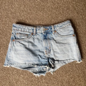 Ljusblå jeansshorts från Monki - ✨Säljer ett par ljusblå jeansshorts från Monki med midjemåttet 40 cm. Perfekta för sommaren och har en avslappnad passform. Snygga att matcha med en enkel t-shirt eller linne.✨