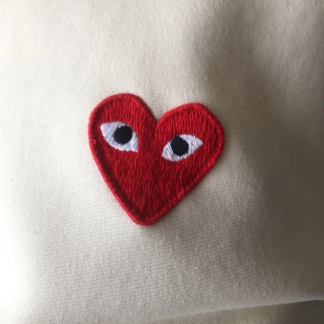 Vit hoodie från Comme des Garçons Play - 1