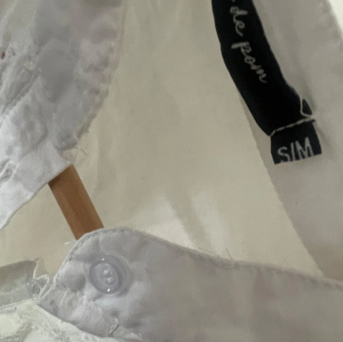 Vit klänning med volang och spetsdetaljer - 4