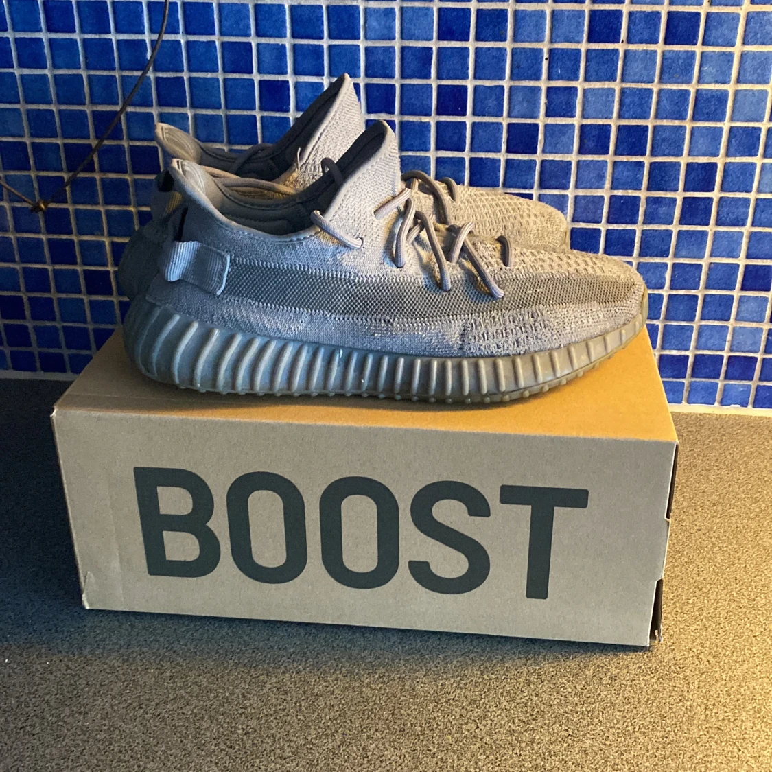 Adidas Yeezy Boost 350 V2 i grått