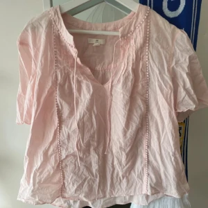 Jättefin blus - Säljer en jättefin ljusrosa blus från H&M med söta detaljer! Jag kan ofta posta samma dag och gör inga returer! 💞