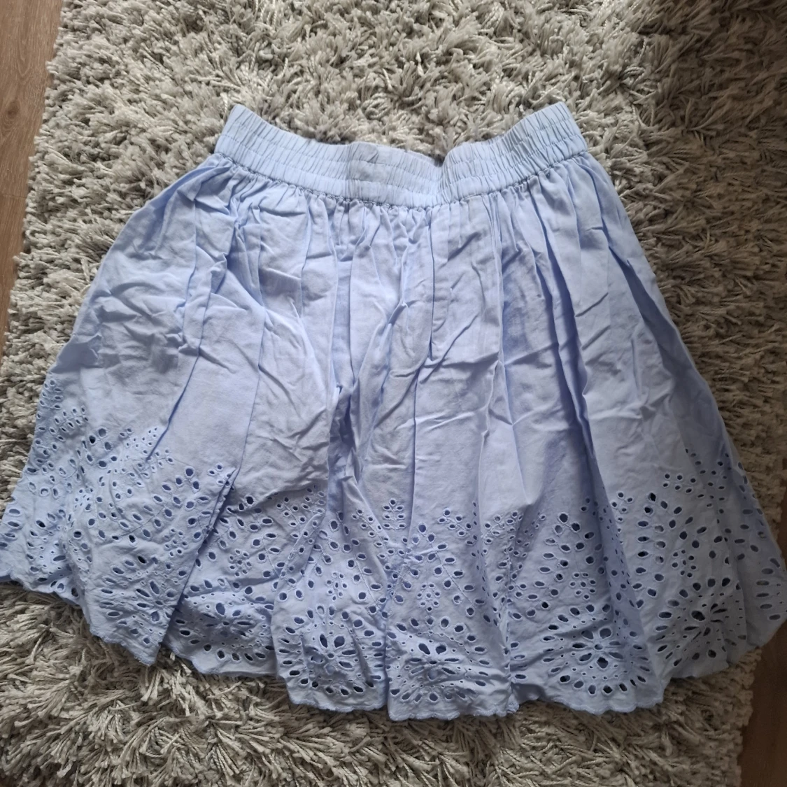 Ljusblå kjol med broderade detaljer