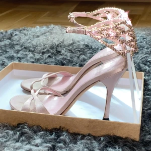 Limited edition Rosa klackskor från Gucci x Tom Ford - BUDA PRIS.    Säljer ett par eleganta limited edition rosa klackskor från Gucci x Tom Ford med smala remmar och glittriga detaljer runt vristen. Skorna har öppen tå och hög klack, perfekta för att sticka ut på speciella tillfällen.  Uppiffade och undersökta av experter. Strl 37,5  klacka höjd 10cm. 