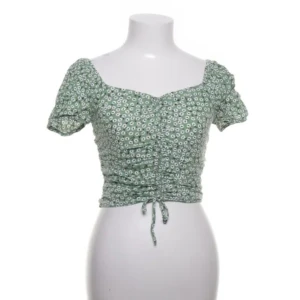 Sommar topp - Jättesöt grön topp med vitt blommönster från H&M. Bilderna är lånade från internet. Hör av er om ni har frågor!🥰