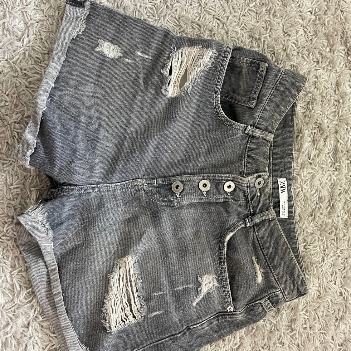Grå jeansshorts Zara