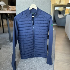  Cardigan Jacka  - ‼️Pris diskuterbart vid seriös/smidig affär‼️Storlek M, Super fint skick. Väl omhändertagen. Köpt våren 2024, köpt för 3600kr. Skickar så snabbt som möjligt. 