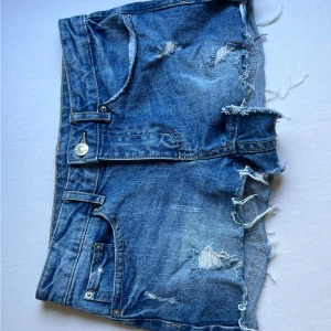Lågmidjade jeansshorts  - Säljer ett par jätte snygga jeansshorts nu till sommaren. Vet ej vart dem är ifrån men köpte av en annan tjej på plick, säljer då jag inte använder längre💗använt få tal gånger.