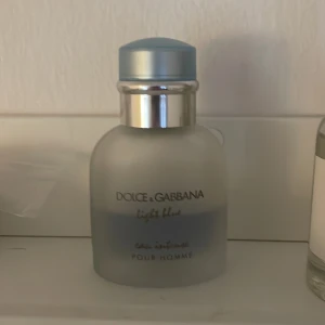 Parfym sampel D&G light blue intense - Säljer parfym sampels. 1,2,3,4,5ml.   Hör av dig så kommer vi överens om ett billigt och bra pris!