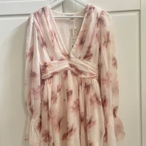 Klänning från NA-KD - Säljer denna superfina klänning från NA-KD då den tyvärr inte passade💞den är köpt på Vinted men endast testad💞perfekt till sommaren!!🌸Nypris - 499kr