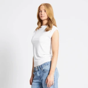 Vit topp lager 157 - Säljer en enkel och stilren vit topp i mjukt bomullsmaterial.  Toppen har en Båtringad halsringning och en figurnärapassform som passar till det mesta. Perfekt basplagg att ha i garderoben.