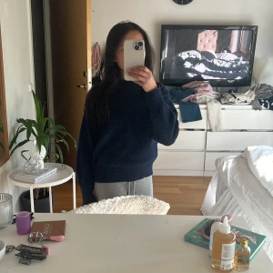 Mörkblå stickad tröja - Säljer en mörkblå stickad tröja, fint skick och pris kan diskuteras❤️