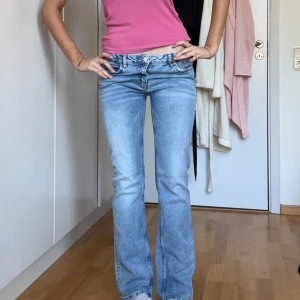 Ljusblå bootcut jeans😊😊 - Så himla najs jeans från Gina, köpte för 2 år sen så tror ej de finns kvar, de är även justerbara i midjan!! 😍😍 perfekt skick 