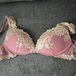 Limited Rosa intimissimi bh med spetsdetaljer - Söt rosa bh med vackra spetsdetaljer i beige. Bh:n har vadderade kupor och dekorativa spetskanter längs axelbanden och nederkanten. Perfekt för dig som vill ha något extra fint under kläderna.‼️‼️‼️obs ge inga prisförslag under 500 de kommer inte att accepteras anledningen till att den är så dyr är för att den inte säljs längre så snälla kommentera inte priset❤️ inte helt säker på att jag vill sälja den än 