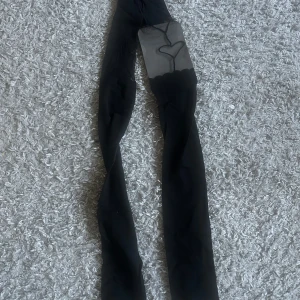 Svarta strumpbyxor med spetsdetalj - Säljer ett par svarta strumpbyxor med snygg spetskant upptill. Perfekta för att ge outfiten lite extra stil. Tunt och stretchigt material som sitter bekvämt. Från Pamela Mann. Onesize