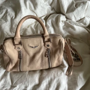 beige zadig voltaire sunny bag - beige voltaire sunny bag i storlek 23, den är lite sliten på kanterna men inget som synns på långt håll 💓 köpt på vestarie collective, dustbag medföljer 