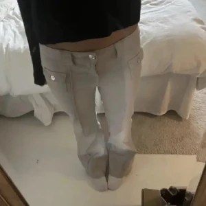 Beiga lågmidjade hm jeans - Säljer dessa beiga hm jeansen m lågmidja, köpte dom här på plick och dom är knappt använda både från mig och från tidigare säljaren😊Så fina men dom har tyvärr inte kommit till användning, köpte för 400💕