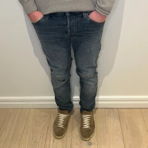 Jack & Jones jeans  - Jack & Jones jeans | Skick: 9/10 | Size - 30/32 | Färg - blågrå | Fraktar via postnord eller instabox på köparens bekostnad | Hör av dig vid minsta fråga eller fundering // RDL