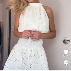 Vit klänning  - Säljer den här slutsålda klänningen från meet me there🙌Helt oanvänd, storlek S