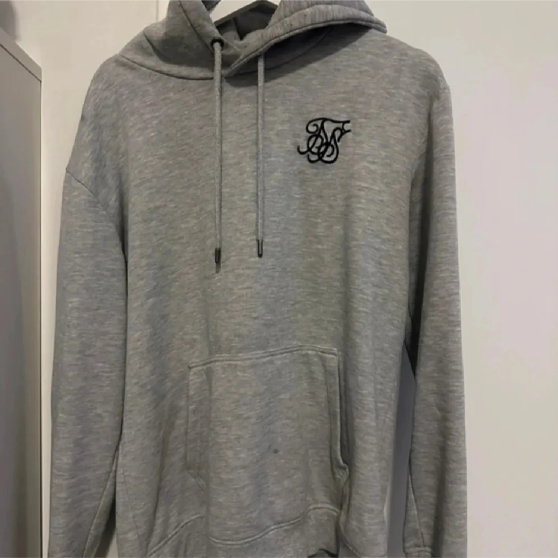 Grå hoodie från SikSilk