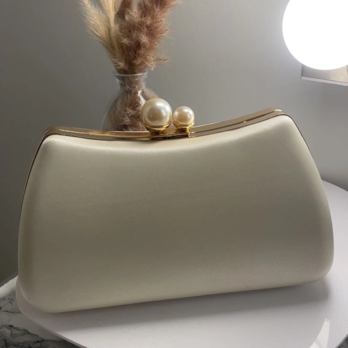 Vit kuvertväska med pärldetalj - 1