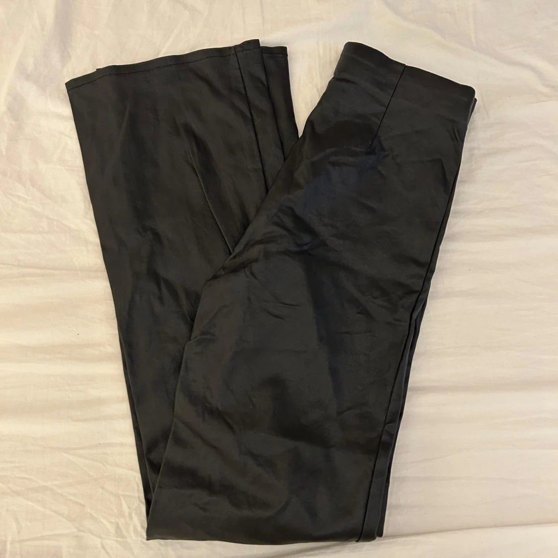 Svarta ”läder” byxor från Bubbleroom x Moa Mattsson - 3