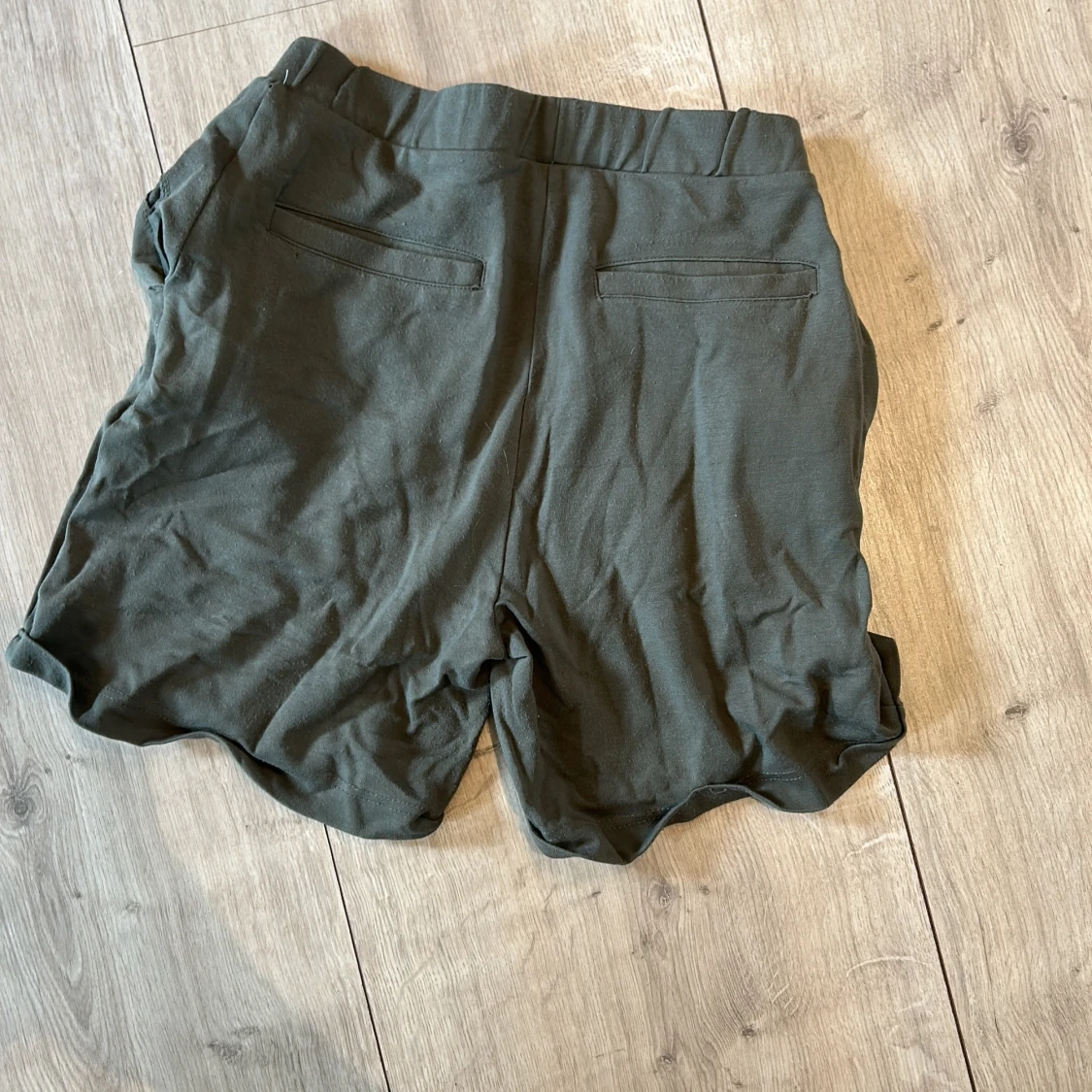 Mörkgröna shorts med resårmidja - 1