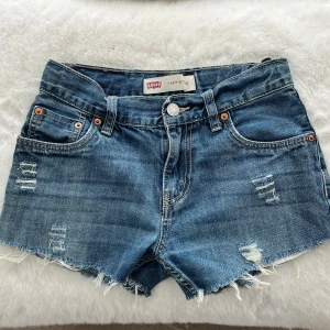 Low waist jeansshorts Levi's - De snyggaste blåa low waist jeansshortsen från Levi's! Pris kan diskuteras vid snabb affär! 🩵