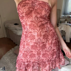 Klänning - Superfin klänning man både kan ha till fest och avslappnat, skriv privat om ni har frågor💗☀️