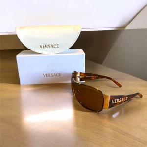 Bruna solglasögon från Versace - Versace Solglasögon – Sköldpaddsmönstrade med guldiga detaljer Säljer mina äkta Versace-solglasögon i nyskick. Modell med bred båge och klassisk Versace-logga i guld. Kommer med originalfodral och box. Använda endast några få gånger – inga repor eller skador. Nypris ca 3000–3500 kr.  ❗Pris: 1800 kr (kan diskuteras vid snabb affär)