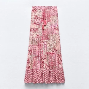 Långkjol - LÄGGER UPP IGEN!!!Säljer min jätte fina långkjol från Zara då jag tröttnat på den. Super fin och passar perfekt till sommaren! Jätte fint skick o är använd ett fåtal gånger. Ett litet märke man knappt märker! Säljer billigt då jag vill få den såld snabbt! Skriv för frågor/funderingar💖