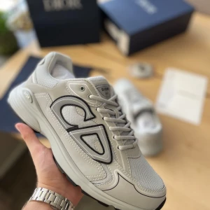 Grå Dior b30  - Snygga grå sneakers från Dior b30s. Tillverkade i mesh och skinn för en exklusiv känsla. Lyser i mörkret med ljus ✅. Fler bilder o frågor funkar vid köp. 