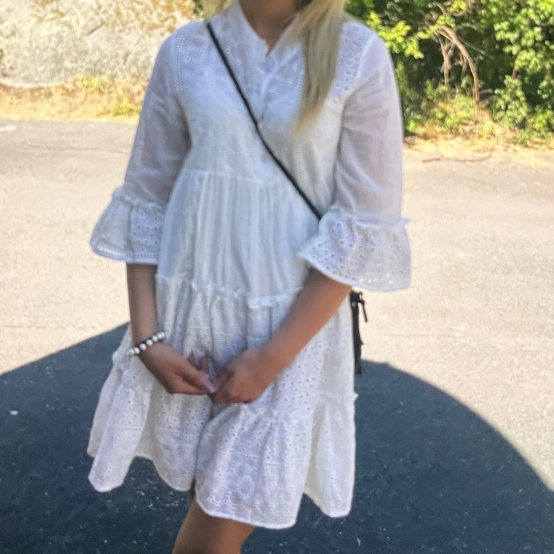 Vit klänning med volang och spetsdetaljer - 1