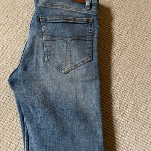 Tiger of Sweden jeans - Riktigt snygga slim fit jeans från tiger of Sweden! Storleken är 27/30 och passar dig som är ca 170. Nypris ca 1600kr!