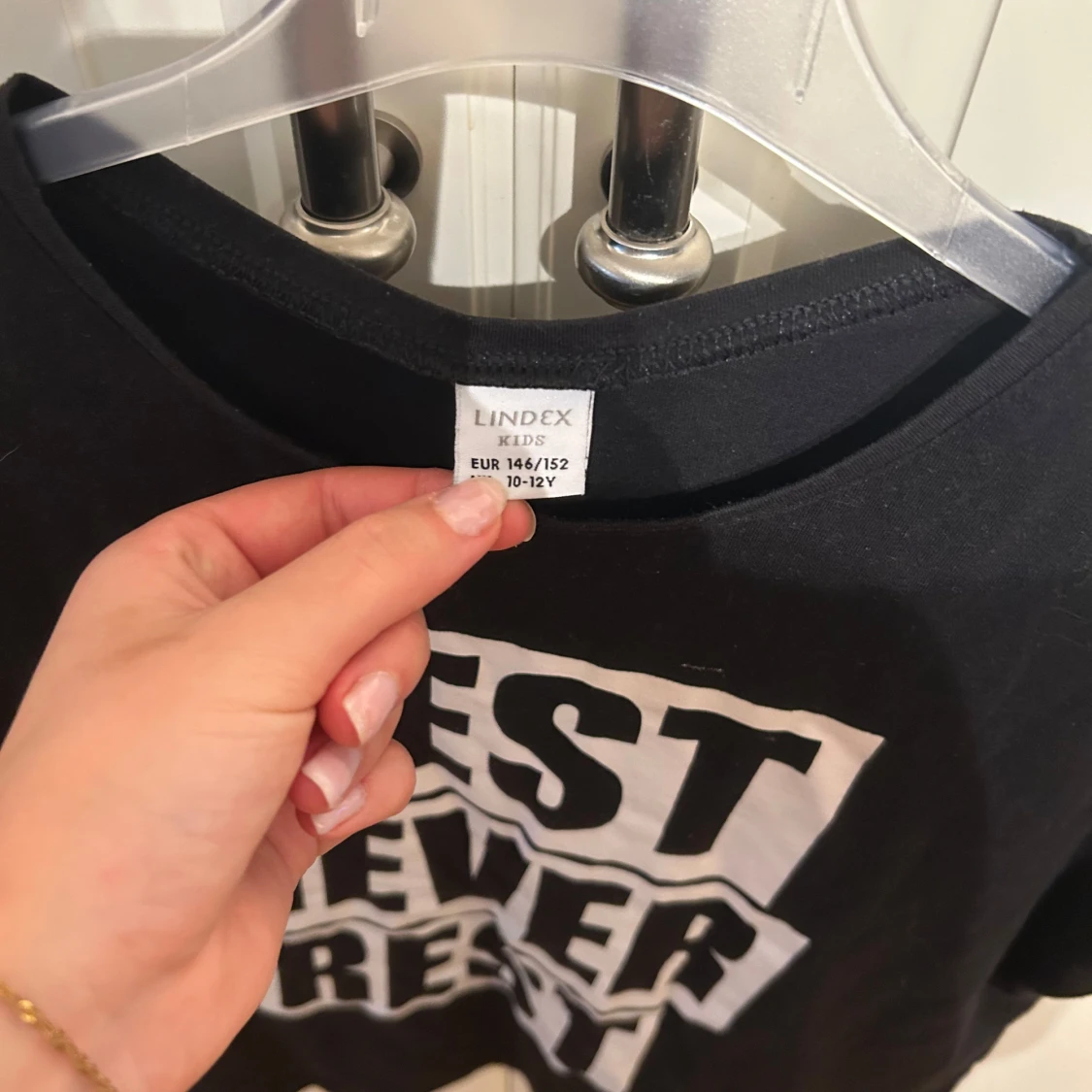 Svart t-shirt med tryck från Lindex - 1