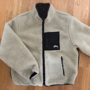 Stüssy 8-ball reversible fleece strl M - Köptes här på plick för nåt år sedan, den är använd väl men har inga defekter överhuvudtaget. Storlek M. Pris kan diskuteras:)