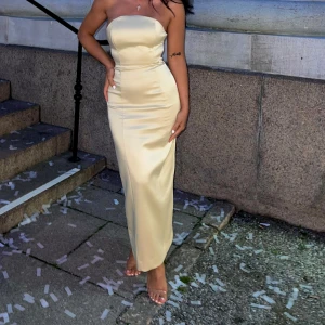 Zara långklänning - Säljer denna eleganta klänning från Zara i storlek XS och i färg champagne. Klänningen är i gott skick och har inga defekter🤍