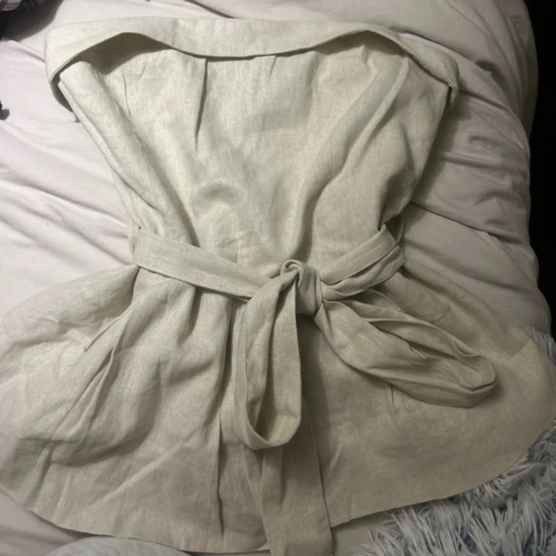 Beige axelbandslös topp med knytband