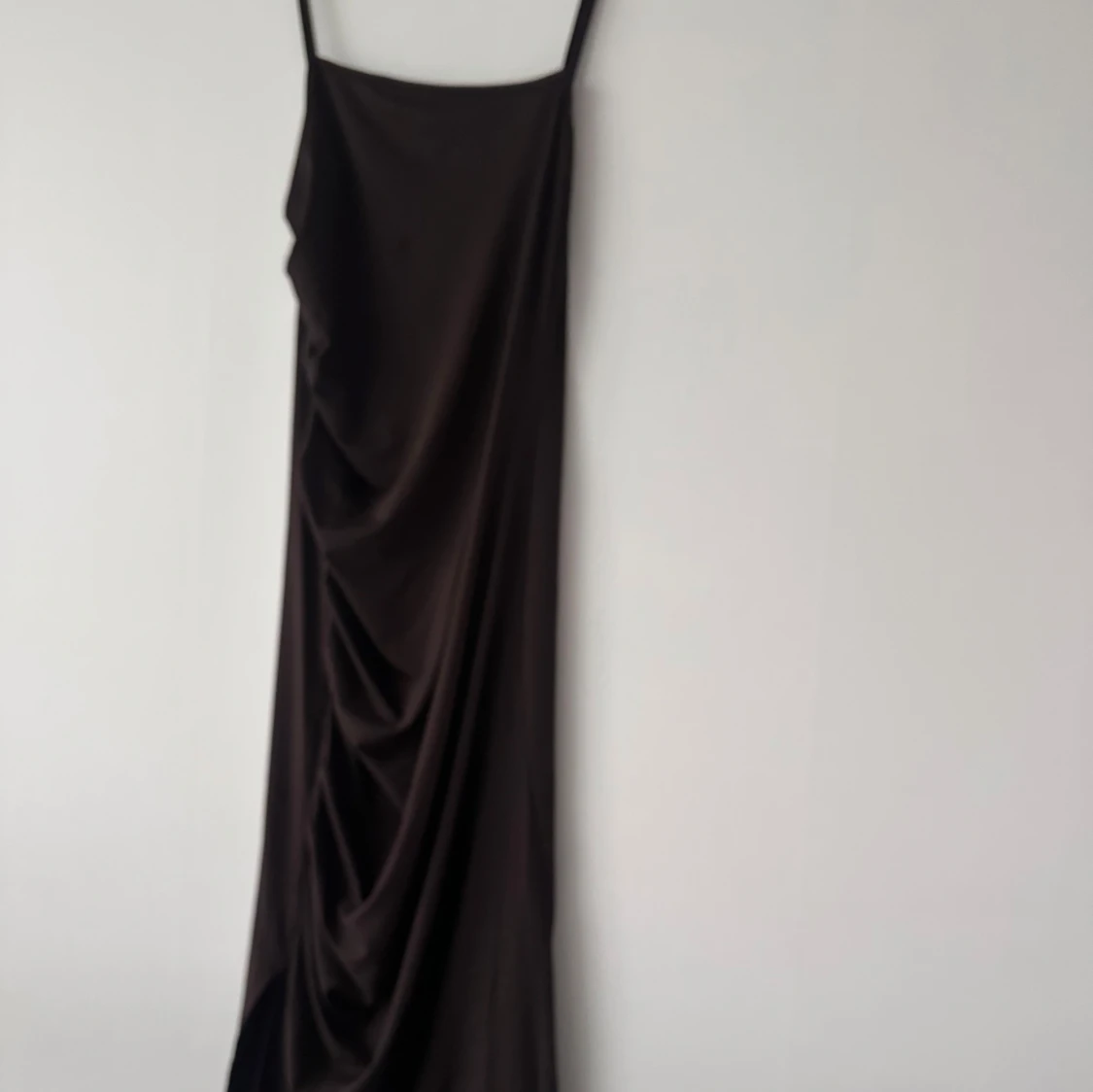 Svart långklänning med smala axelband