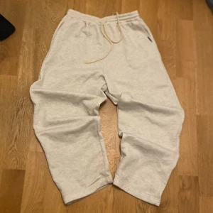 Baggy mjukisbyxor - Tvär feta baggy mjukisbyxor, size m men passar M - L bra.