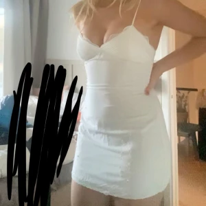 Vit kortklänning med smala axelband - Vit kort klänning från Zara! Perfekt som studentklänning! 