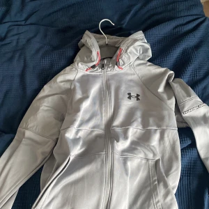 Under armour zip kofta - Hej säljer min under armour zip kofta men går att användas som jacka. Priset kan diskuteras knappast använd