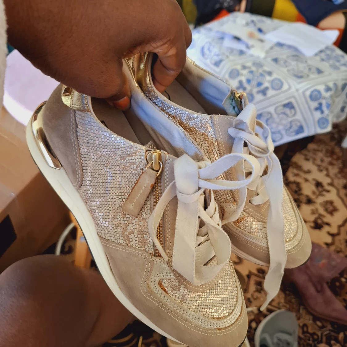 Beige sneakers med gulddetaljer från DLSport - 4