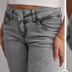  Jeans  - Säljer ett par jeans från Nelly storlek 32 säljer för 300kr dom är slitna vid längst ner på benen men annars ingen skada 